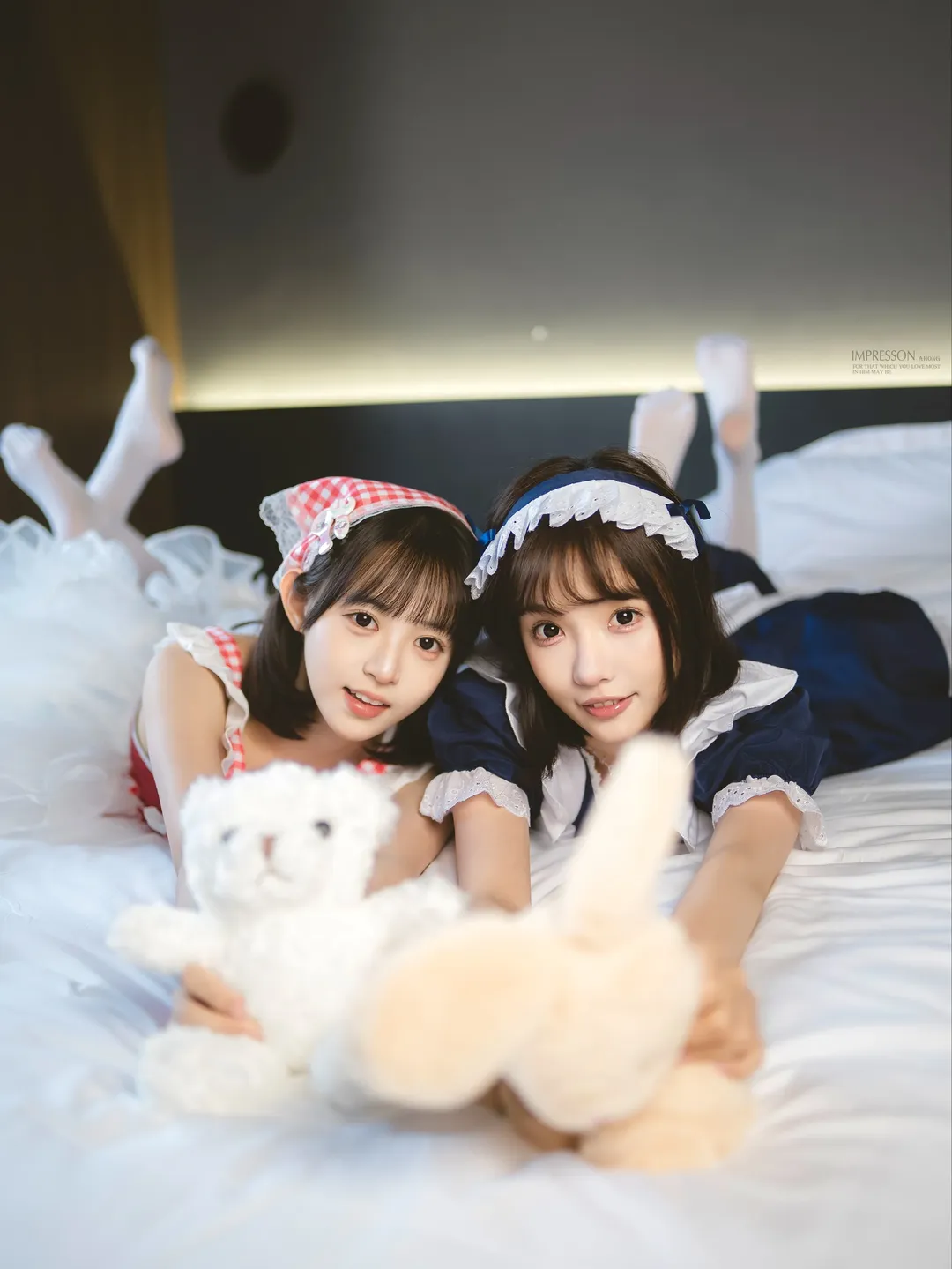 红蓝女仆双子写真，白丝与毛绒玩具的日常 - 第 4 张