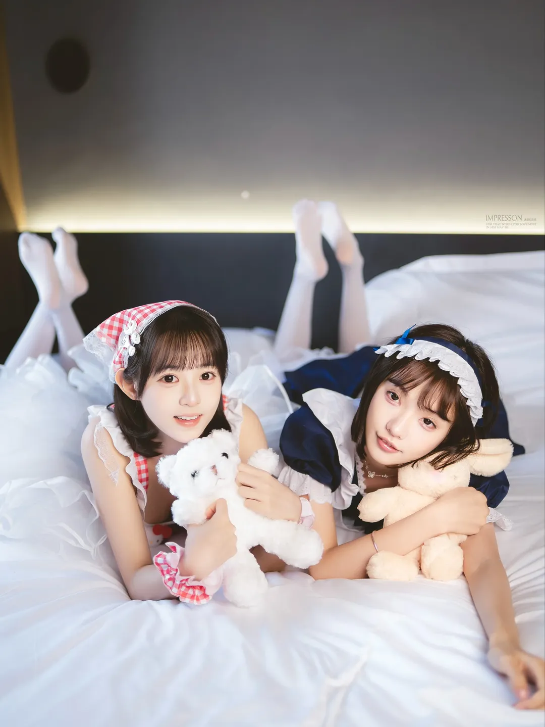 红蓝女仆双子写真，白丝与毛绒玩具的日常 - 第 5 张