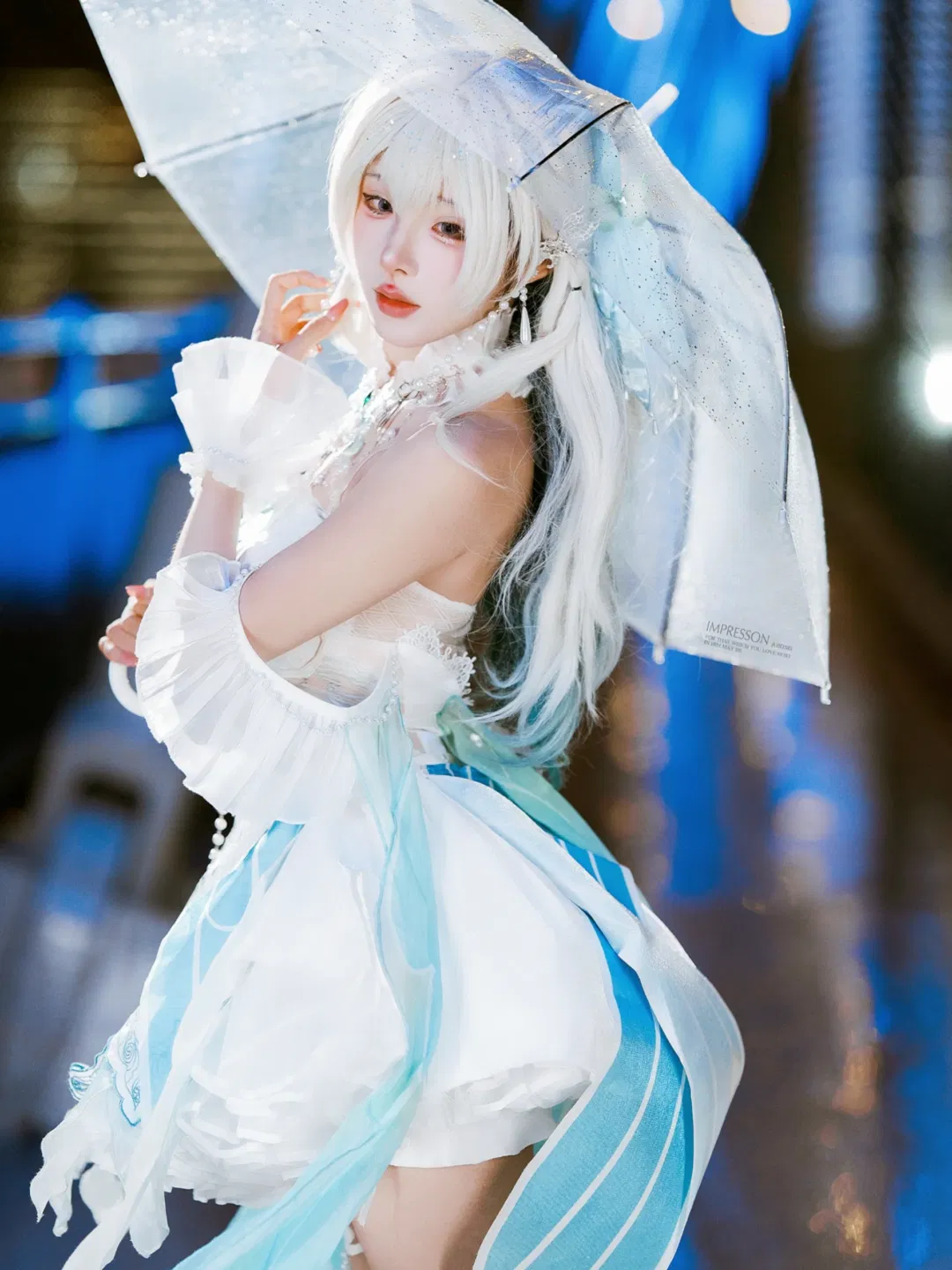 【流萤cos】雨夜流光下的崩坏星穹铁道白蓝幻梦 - 第 4 张
