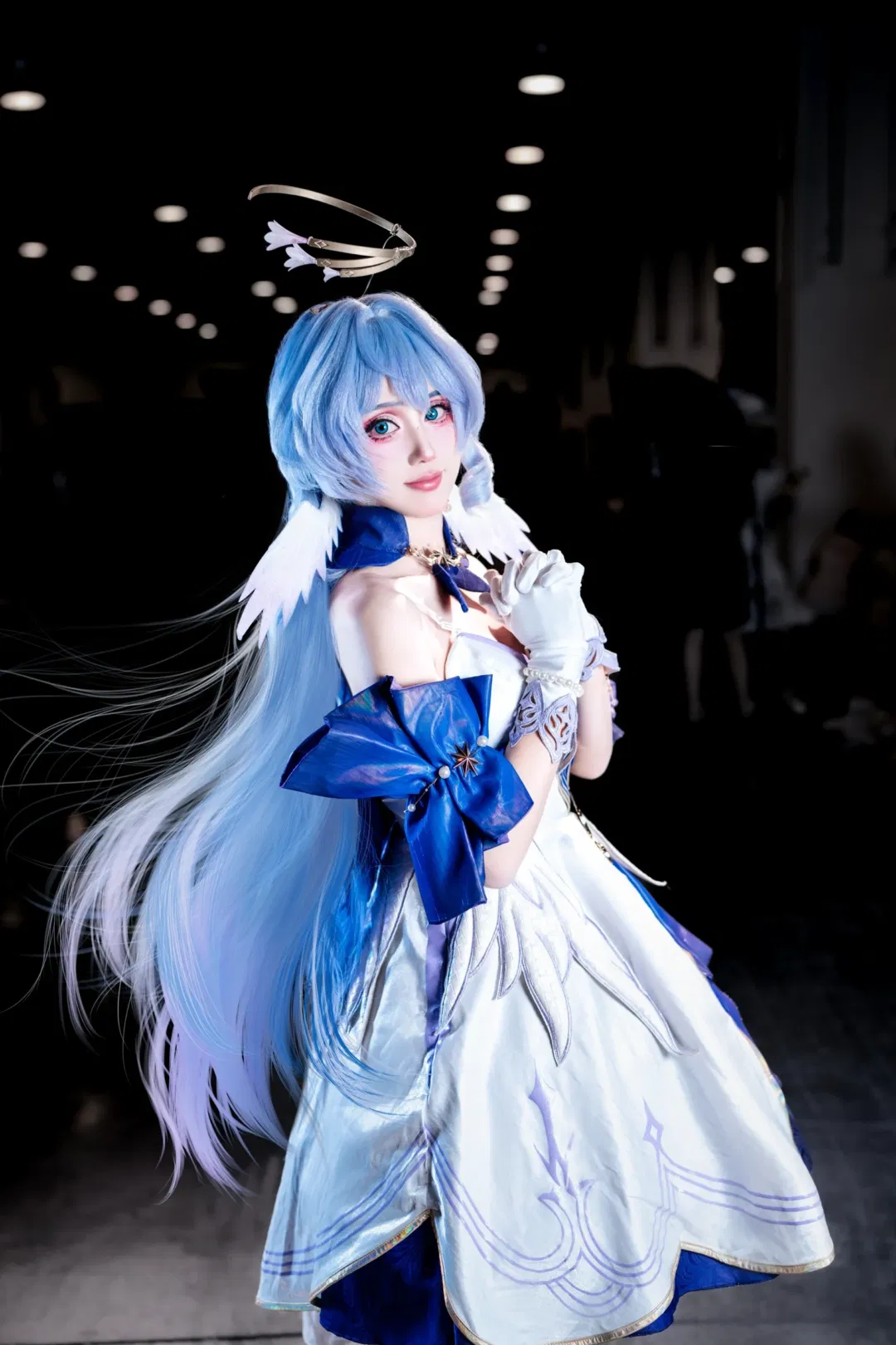 【知更鸟cos】崩坏：星穹铁道知更鸟，蓝色羽毛与光环的舞台感呈现 - 第 3 张