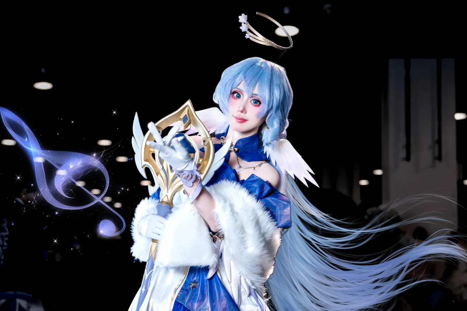 【知更鸟cos】崩坏：星穹铁道知更鸟，蓝色羽毛与光环的舞台感呈现 - 第 4 张