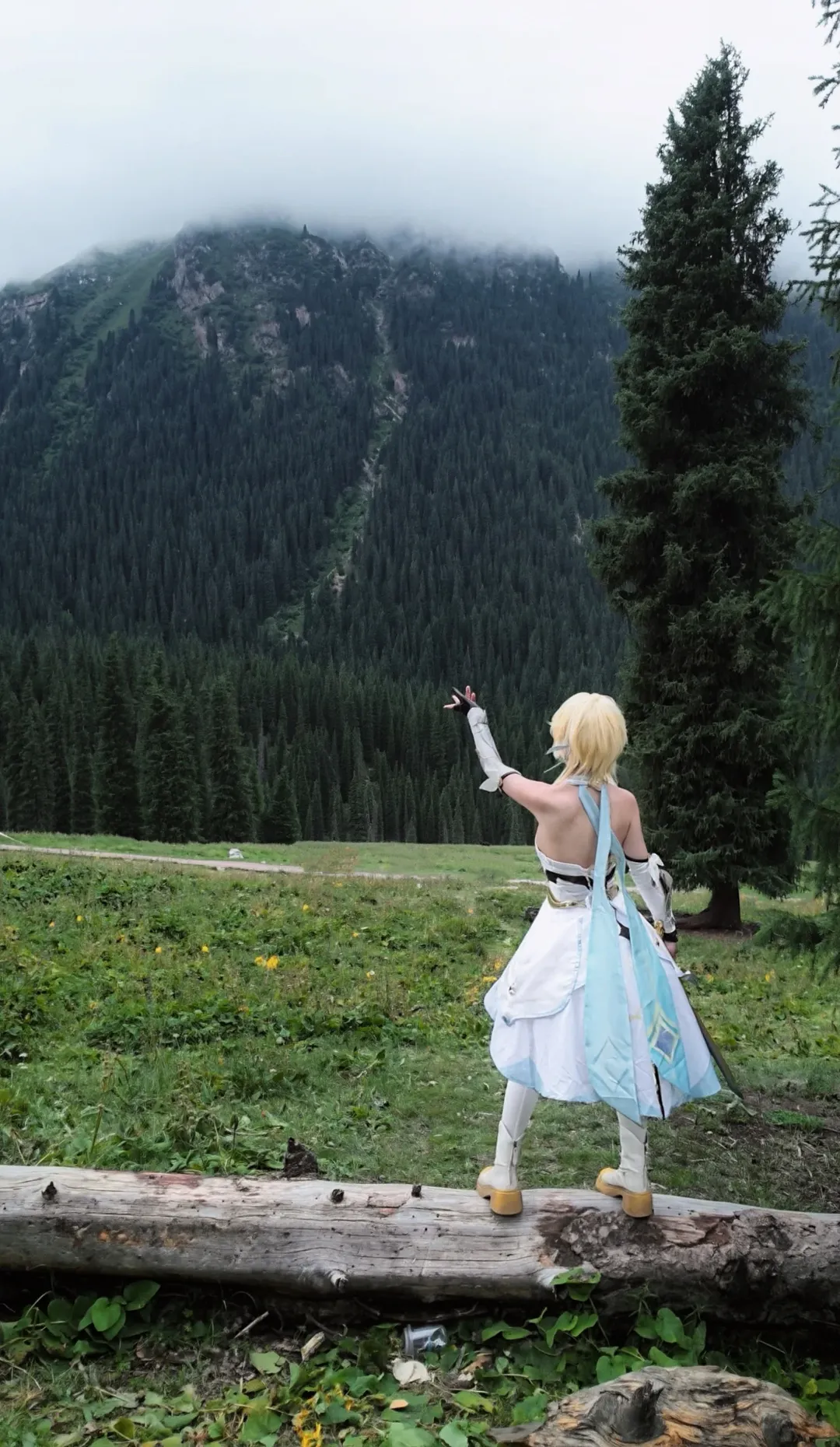【荧cos】原神旅行者荧的雨天高山草甸记录 - 第 1 张