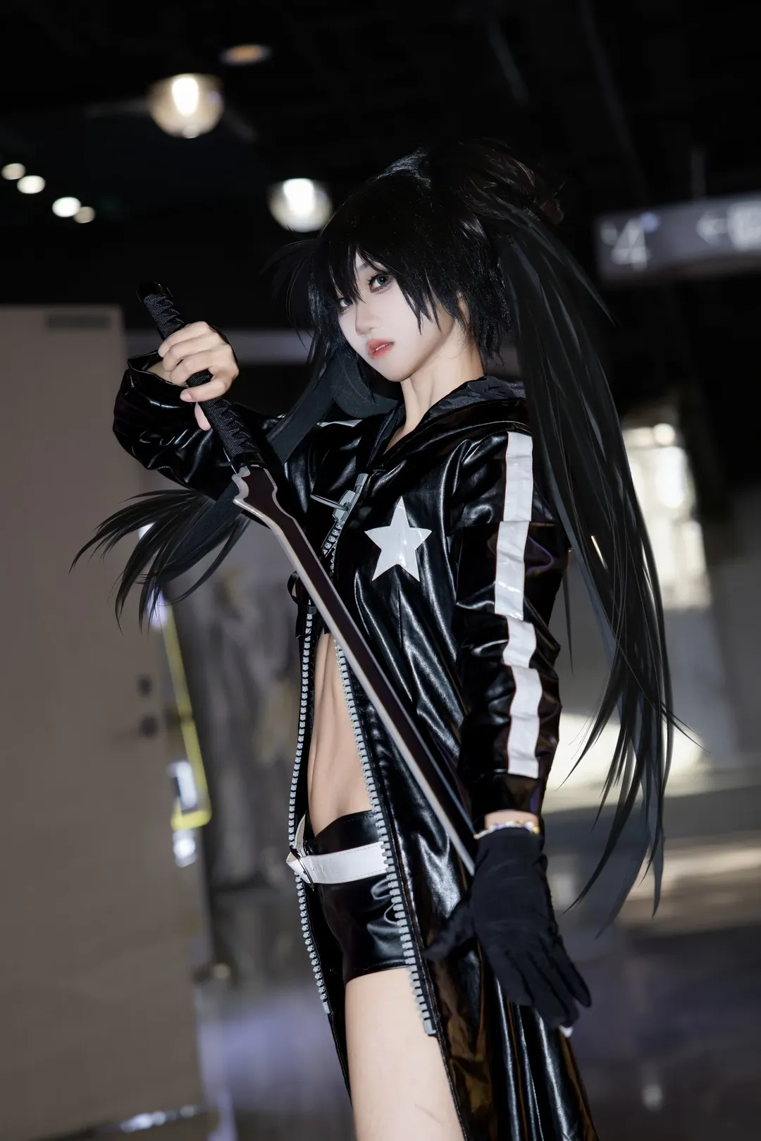 【黑岩射手cos】水游城偶遇的漆皮风衣大剑少女 - 第 1 张