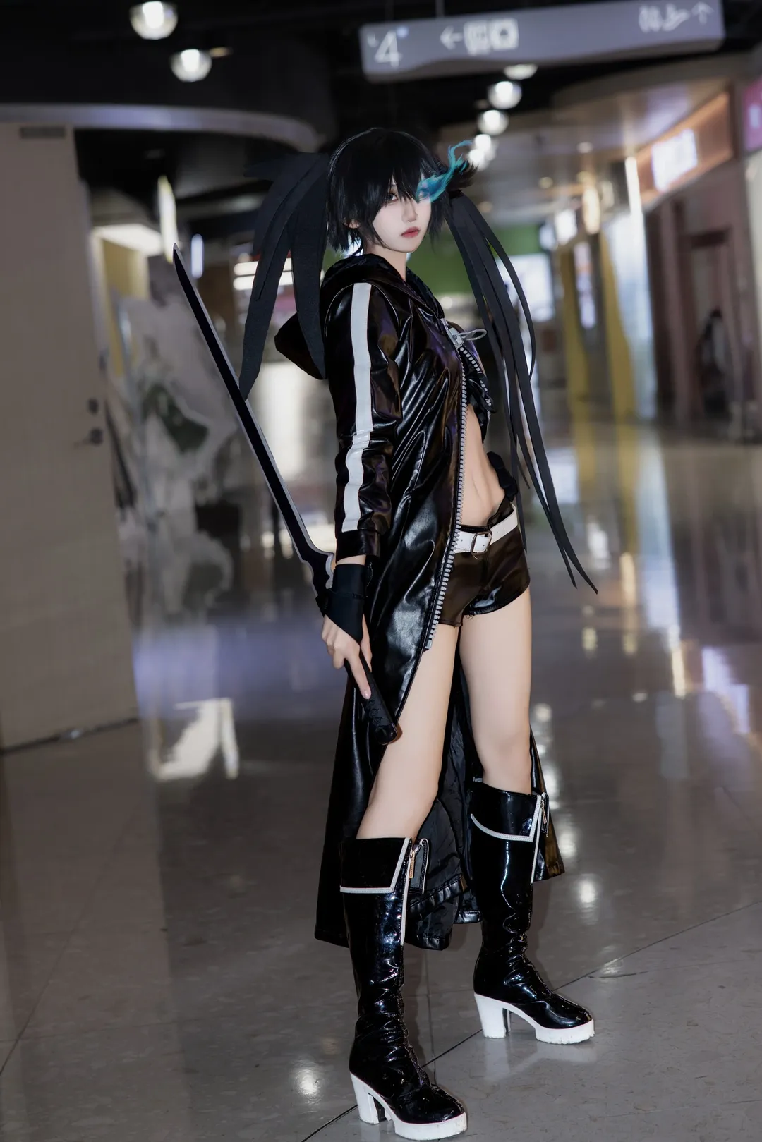 【黑岩射手cos】水游城偶遇的漆皮风衣大剑少女 - 第 2 张