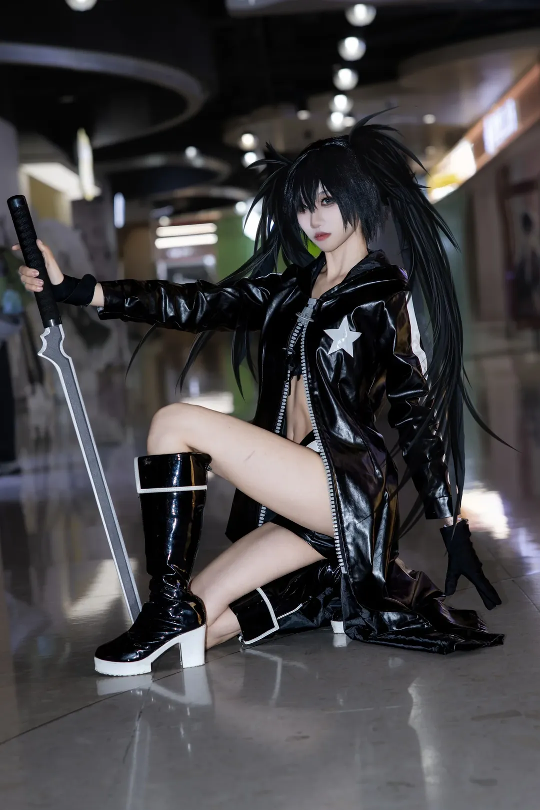 【黑岩射手cos】水游城偶遇的漆皮风衣大剑少女 - 第 3 张