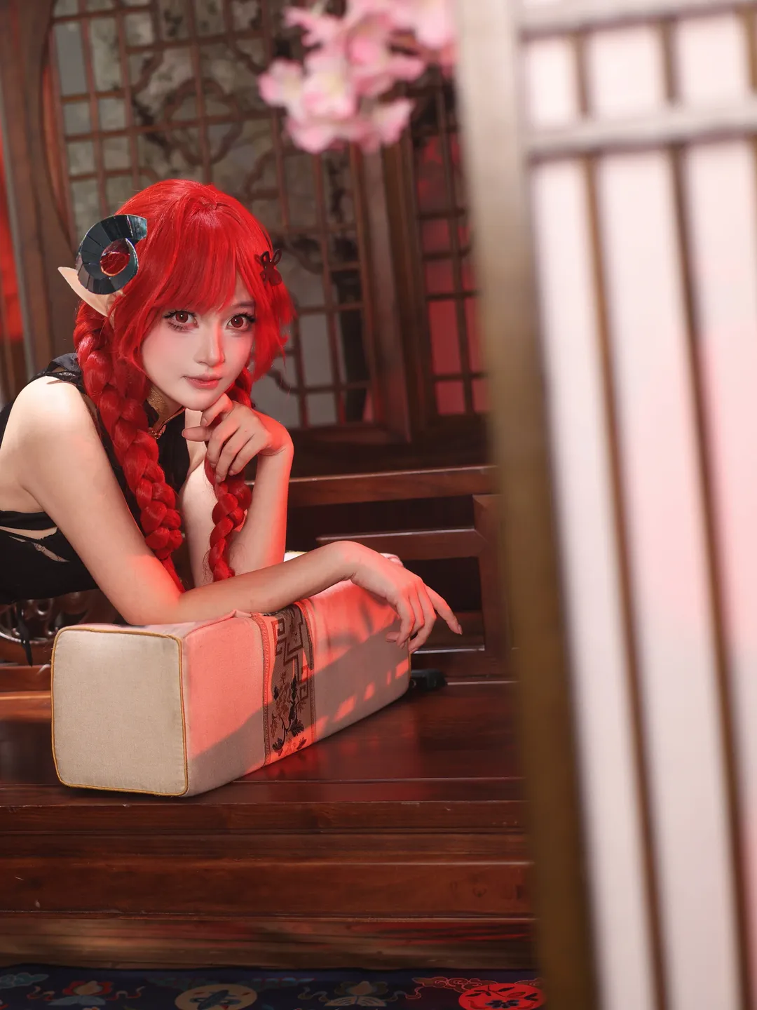 【兴登堡cos】红发双辫搭配黑丝吊带的中式棚拍 - 第 2 张