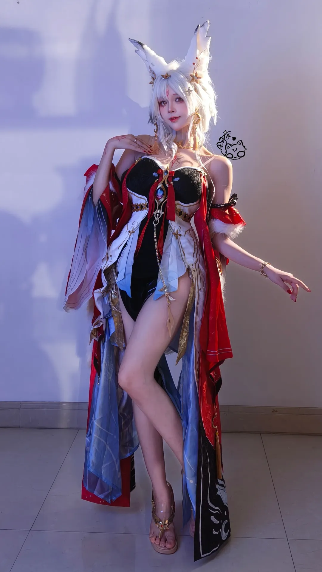 【心月狐cos】鳴潮中這套帶狐耳的華麗服飾拍出來效果真棒