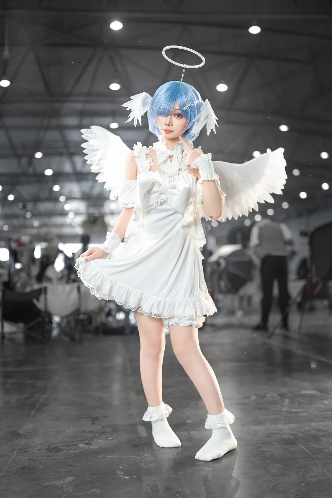 【蕾姆cos】从零开始的异世界生活，纯白羽翼的天使降临漫展 - 第 2 张