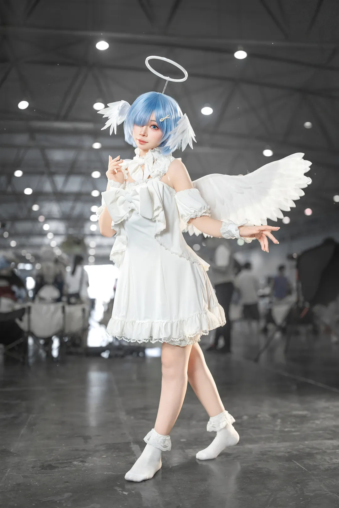 【蕾姆cos】从零开始的异世界生活，纯白羽翼的天使降临漫展 - 第 3 张