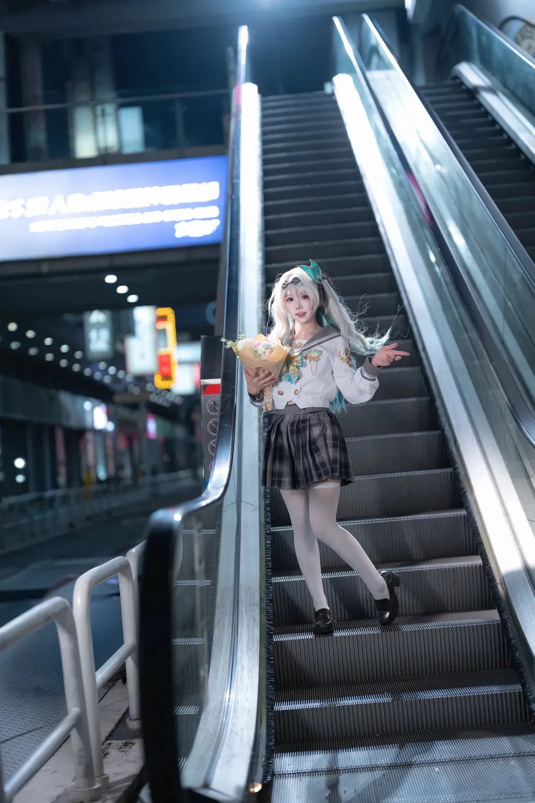 【流萤cos】崩坏星穹铁道里的JK日常，白丝与鲜花的街头漫步 - 第 1 张