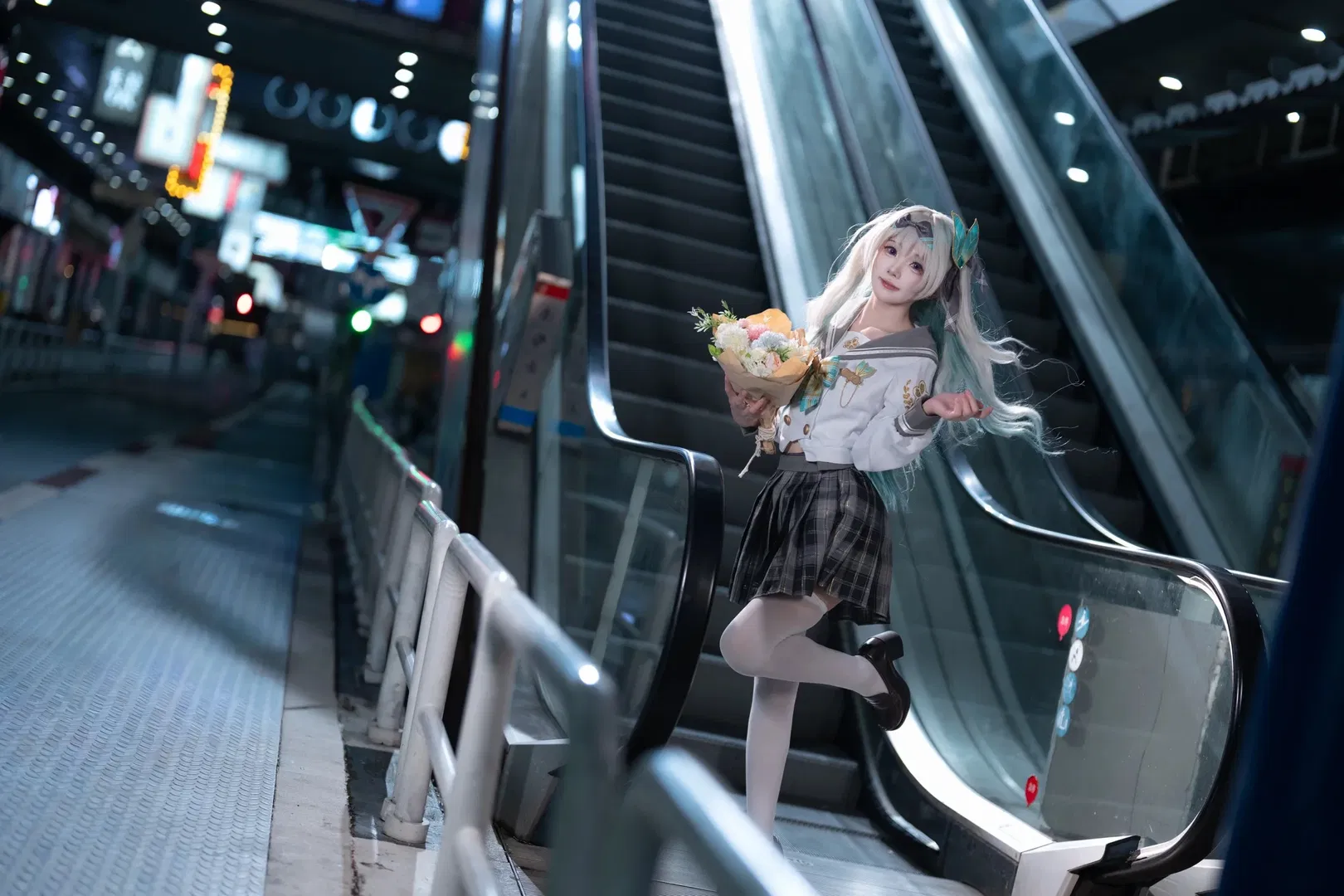 【流萤cos】崩坏星穹铁道里的JK日常，白丝与鲜花的街头漫步 - 第 3 张