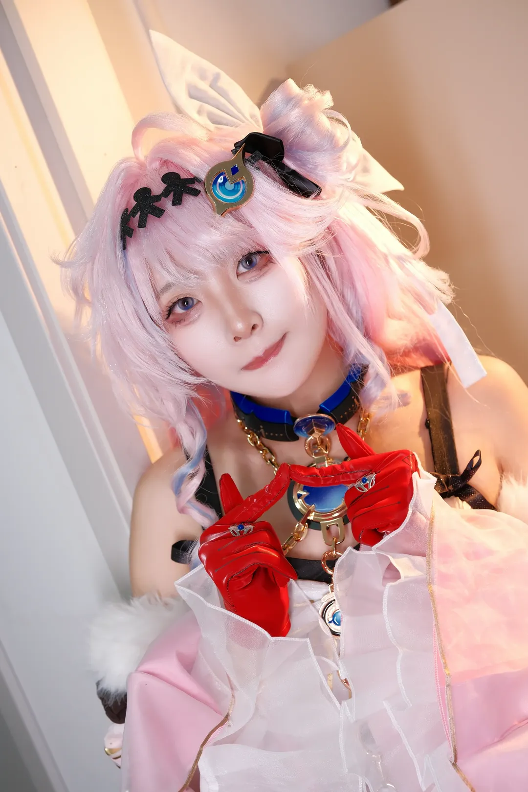 【达妮娅cos】鸣潮的粉发少女，红手套与蓝宝石的质感碰撞 - 第 1 张
