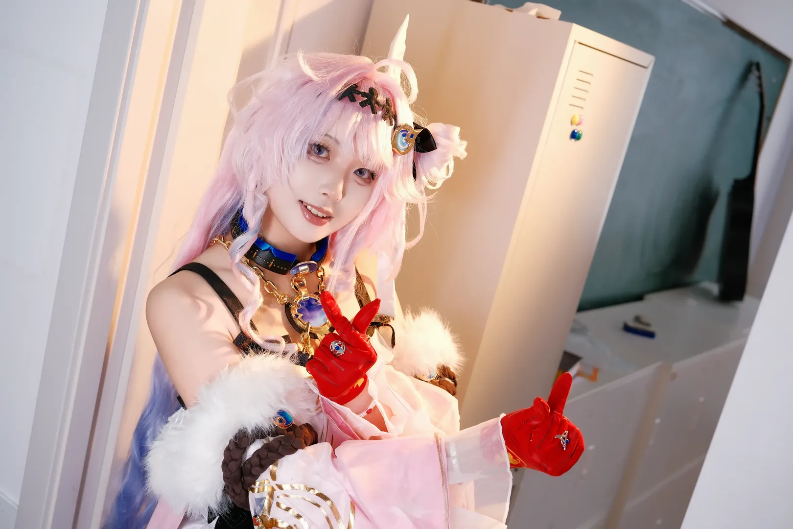 【达妮娅cos】鸣潮的粉发少女，红手套与蓝宝石的质感碰撞 - 第 2 张
