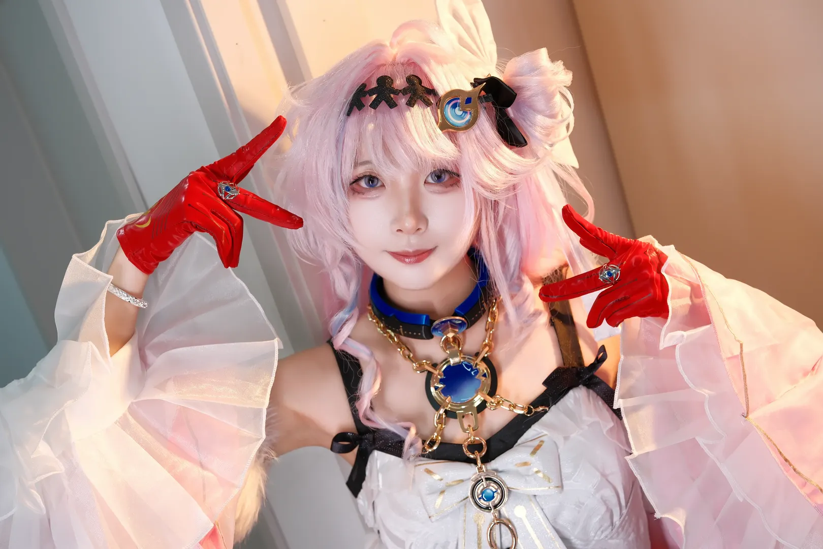 【达妮娅cos】鸣潮的粉发少女，红手套与蓝宝石的质感碰撞 - 第 3 张
