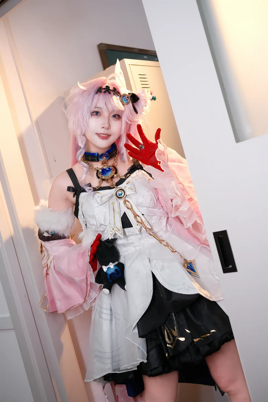 【达妮娅cos】鸣潮的粉发少女，红手套与蓝宝石的质感碰撞 - 第 4 张