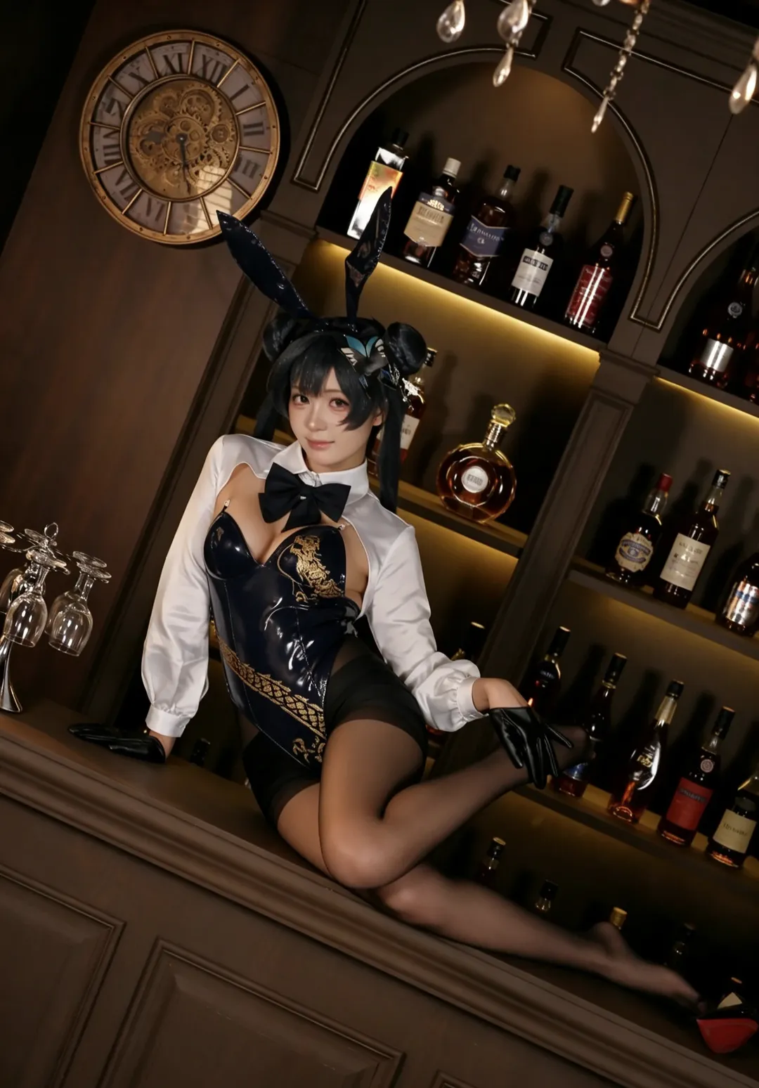 【龙华妃咲cos】蔚蓝档案国风兔女郎酒吧暗调拍摄 - 第 4 张