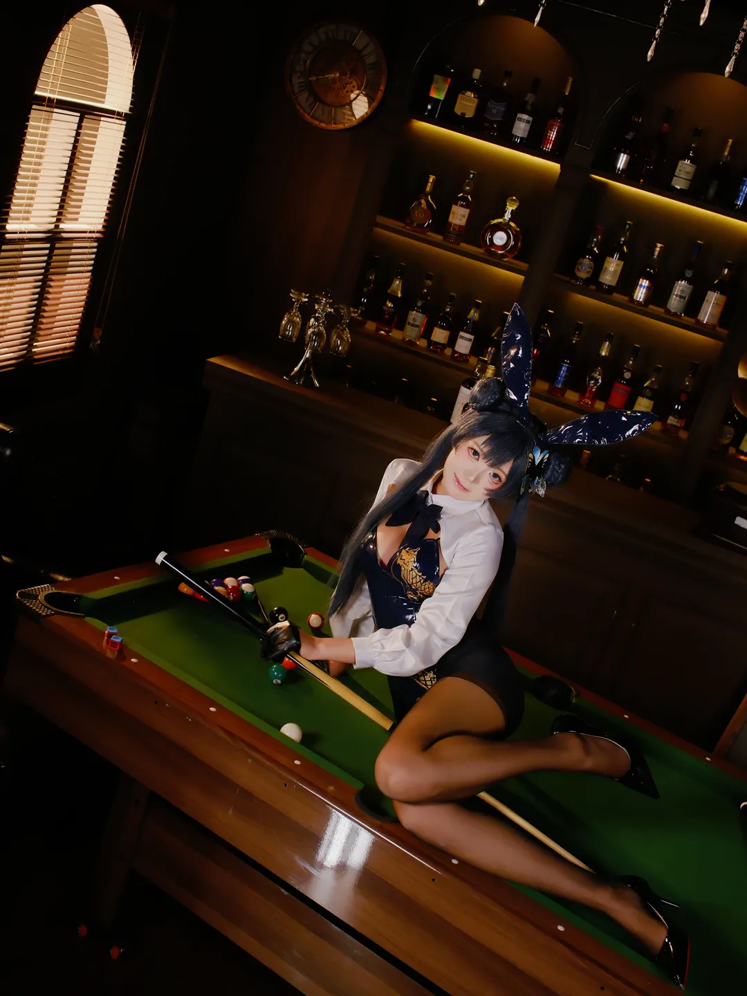 【龙华妃咲cos】蔚蓝档案国风兔女郎酒吧暗调拍摄 - 第 7 张