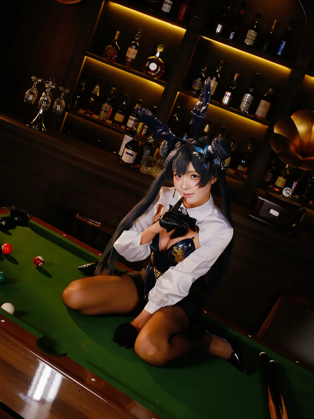 【龙华妃咲cos】蔚蓝档案国风兔女郎酒吧暗调拍摄 - 第 8 张