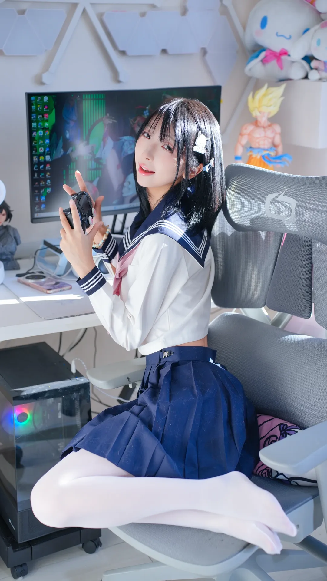电竞房里的水手服白丝，打游戏氛围感拉满 - 第 1 张