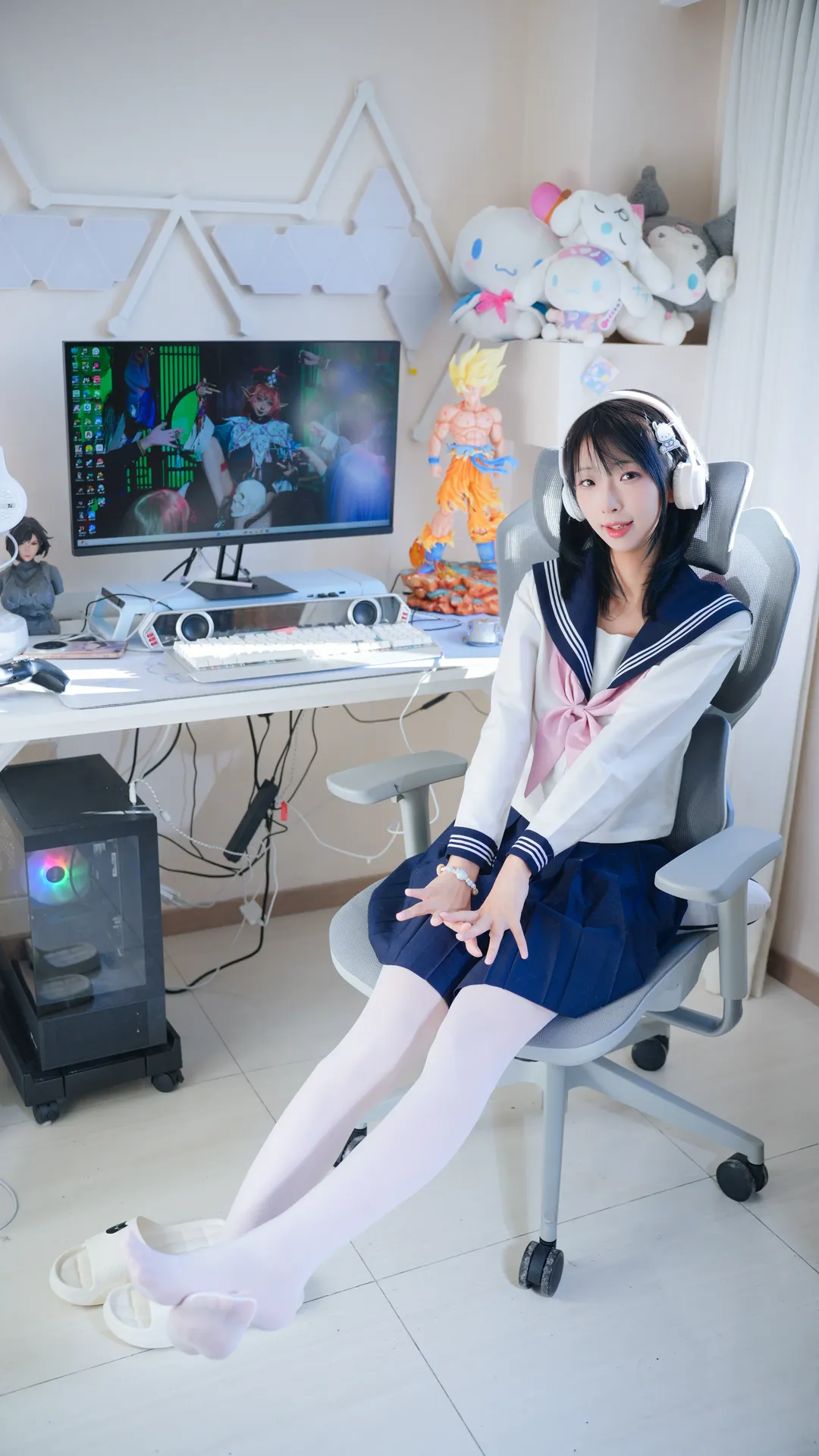 换上水手服在电竞房里打游戏，从白天待到黑夜 - 第 1 张