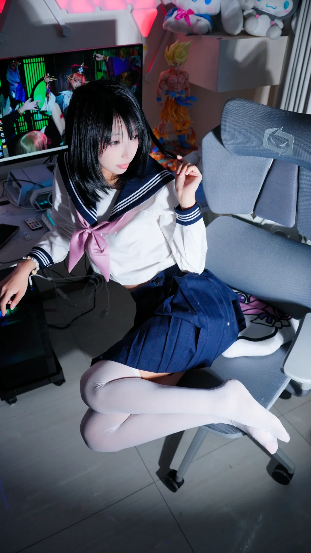 换上水手服在电竞房里打游戏，从白天待到黑夜 - 第 4 张