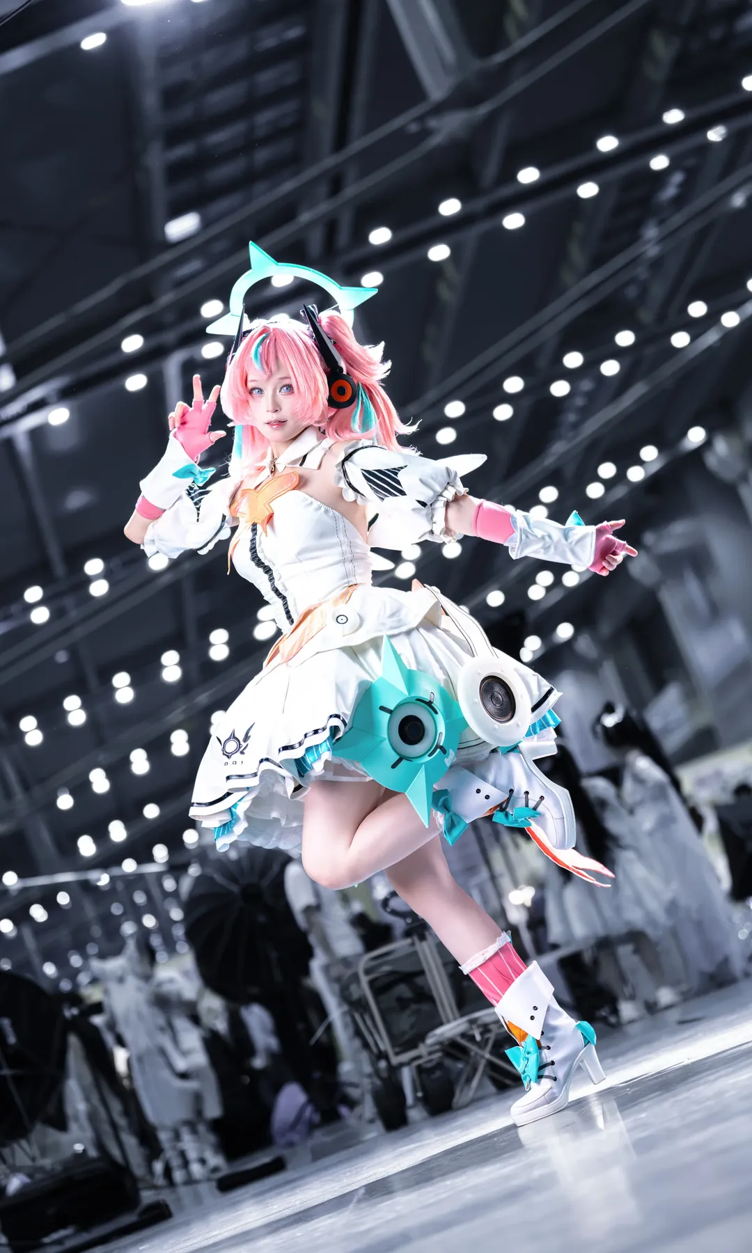 【妄想天使爱芮cos】绝区零里的白色机娘
