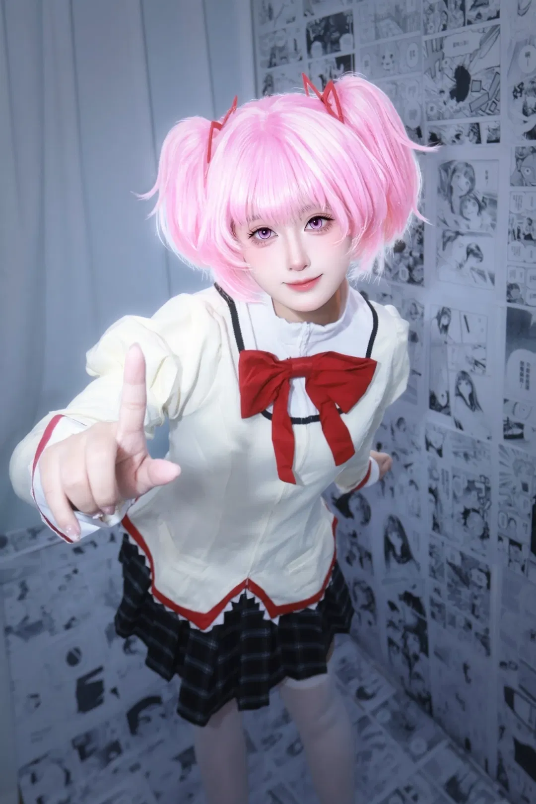 【鹿目圓cos】粉色雙馬尾與白絲校服的漫畫空間 - 第 1 張