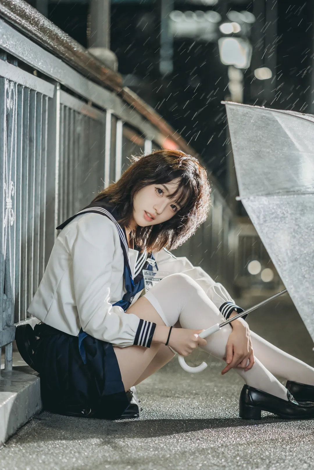 雨夜氛圍感JK制服寫真，透明傘與白色過膝襪的絕佳搭配 - 第 13 張