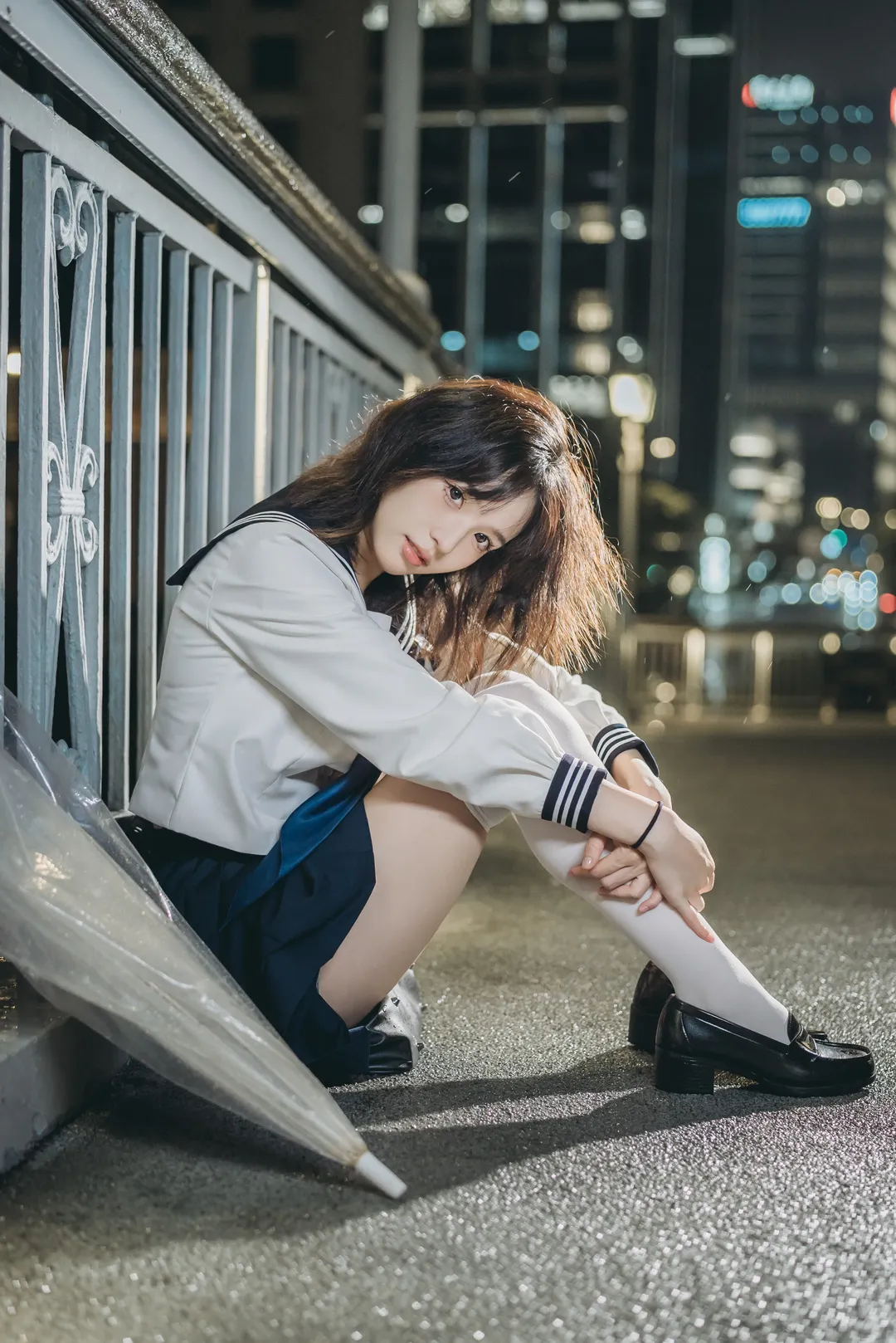 雨夜氛圍感JK制服寫真，透明傘與白色過膝襪的絕佳搭配 - 第 9 張