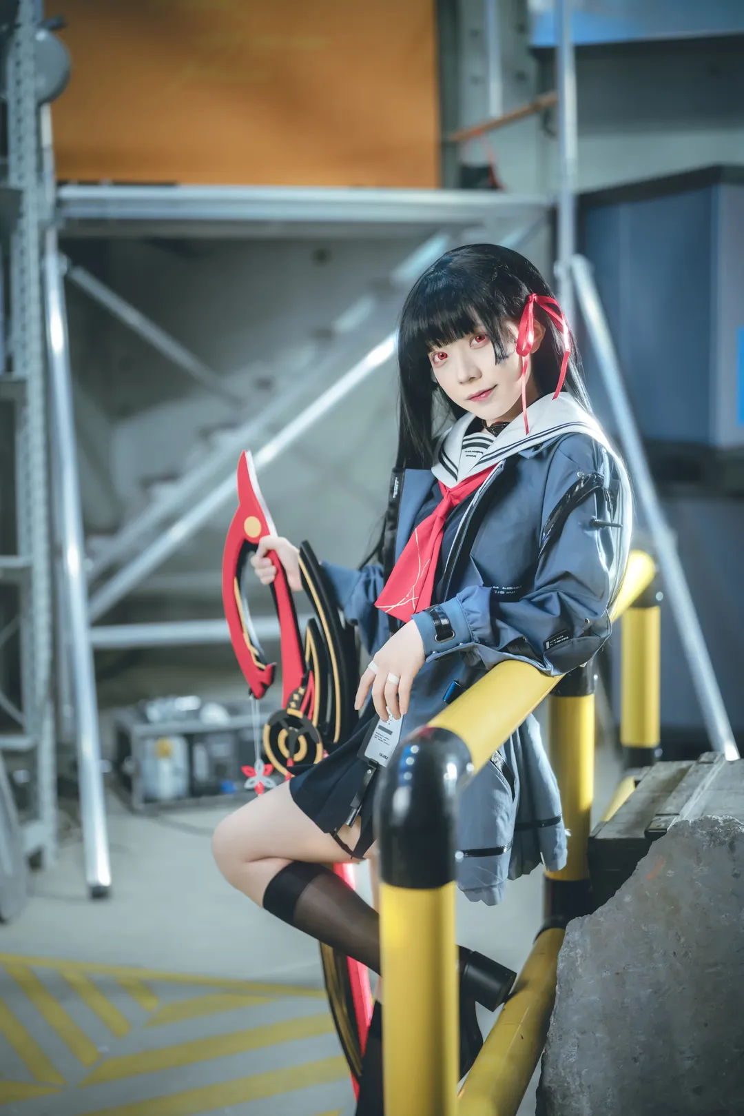 【千咲cos】鸣潮废墟工业风，红瞳巨剑的冷艳演绎 - 第 2 张