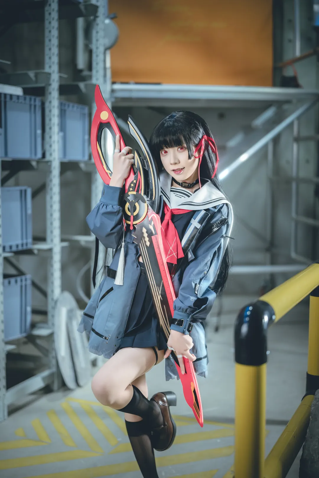 【千咲cos】鸣潮废墟工业风，红瞳巨剑的冷艳演绎 - 第 4 张