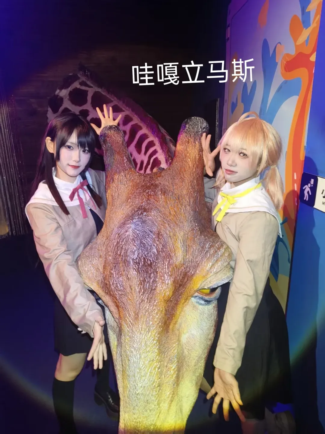 小糸侑cos，和七海灯子再现终将成为你水族馆约会 - 第 8 张