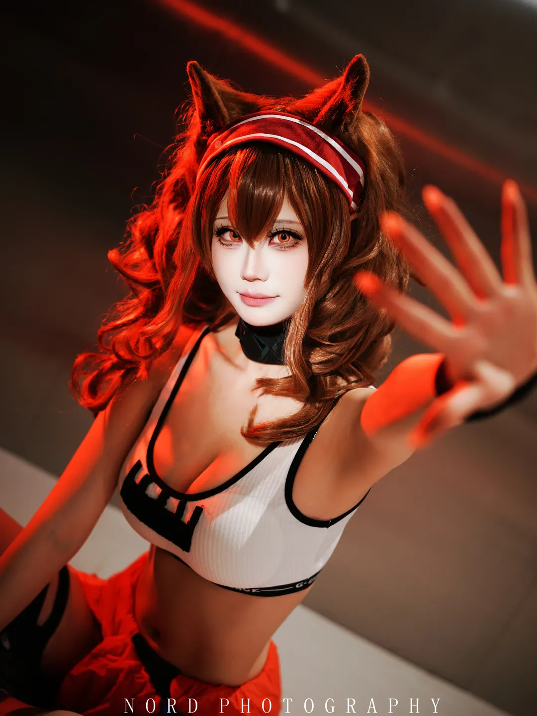 【安洁莉娜cos】明日方舟场照分享，红光照耀下的罗德岛信使 - 第 1 张