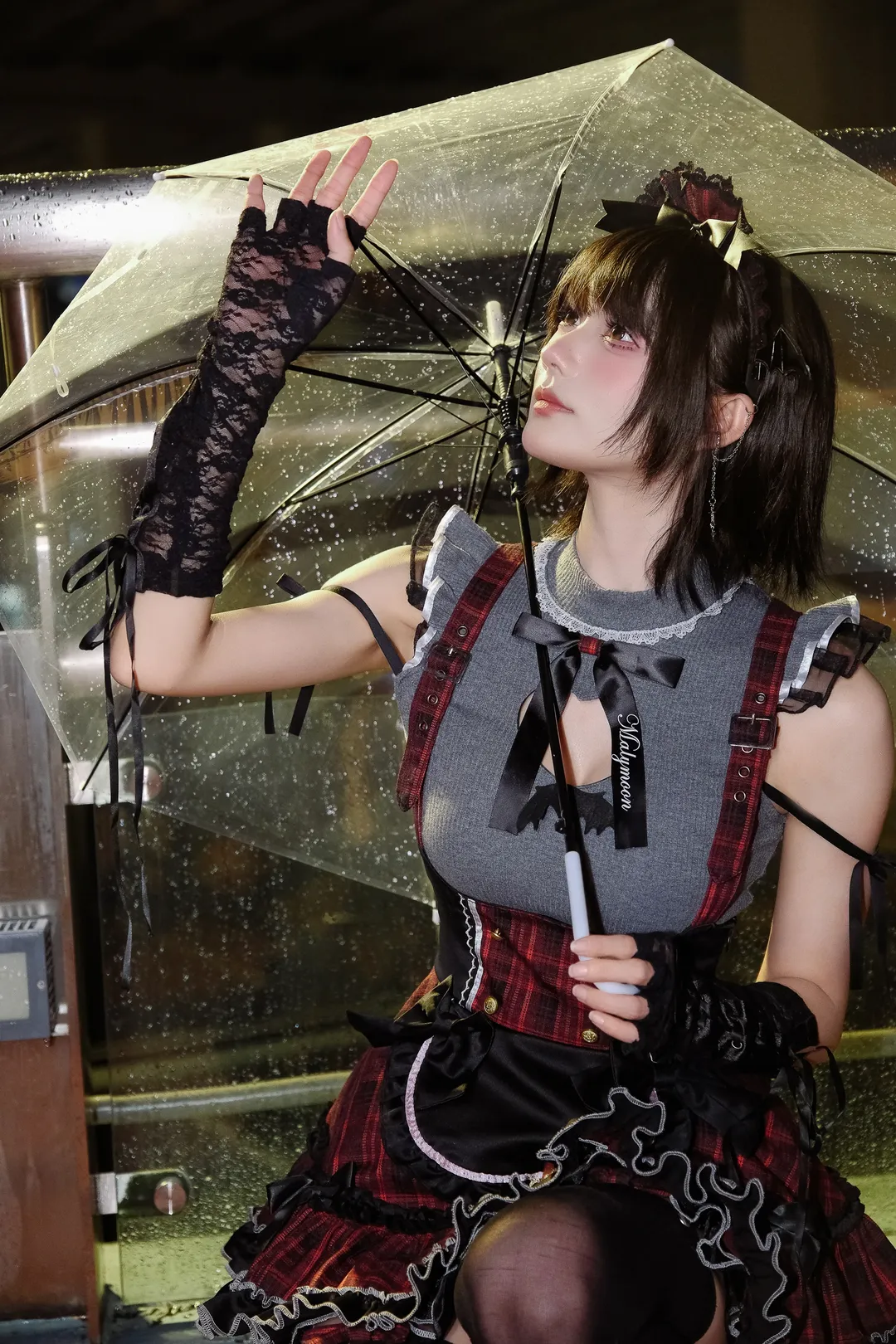 红黑格纹与雨后霓虹，夜景下的暗黑系氛围感穿搭 - 第 3 张