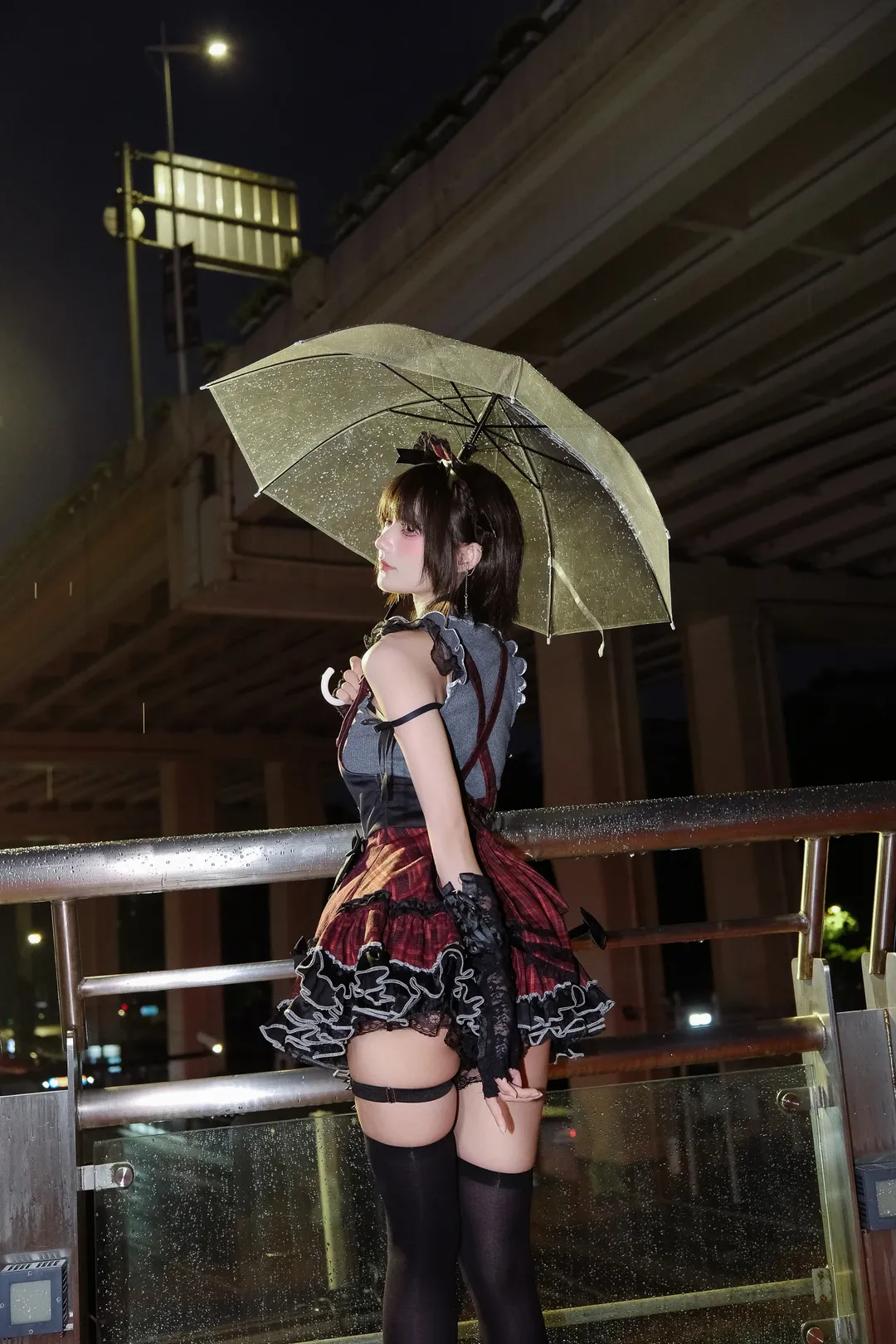 红黑格纹与雨后霓虹，夜景下的暗黑系氛围感穿搭 - 第 4 张