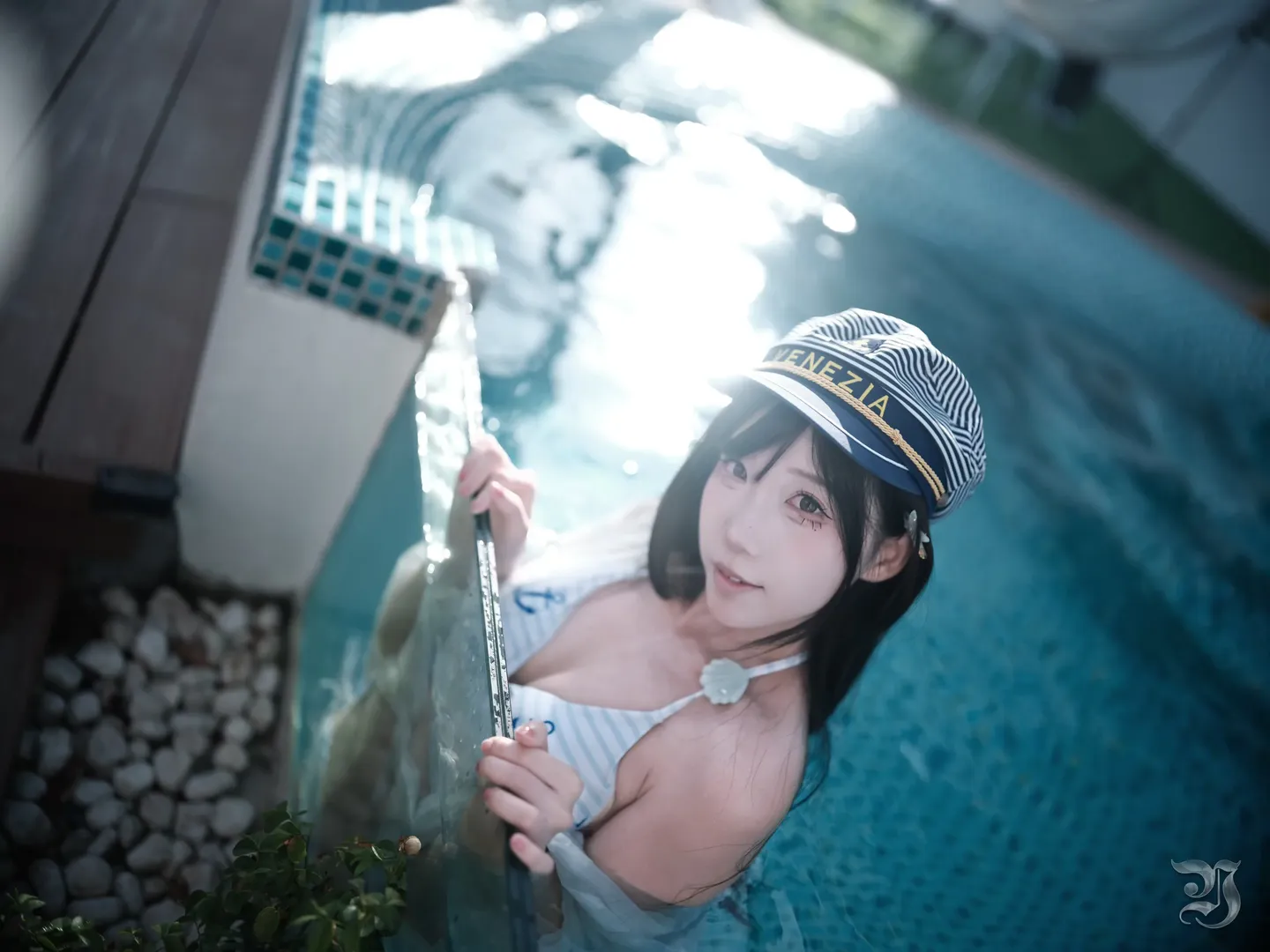 夏日海军风泳池写真 清凉一夏玩水穿搭 - 第 9 张