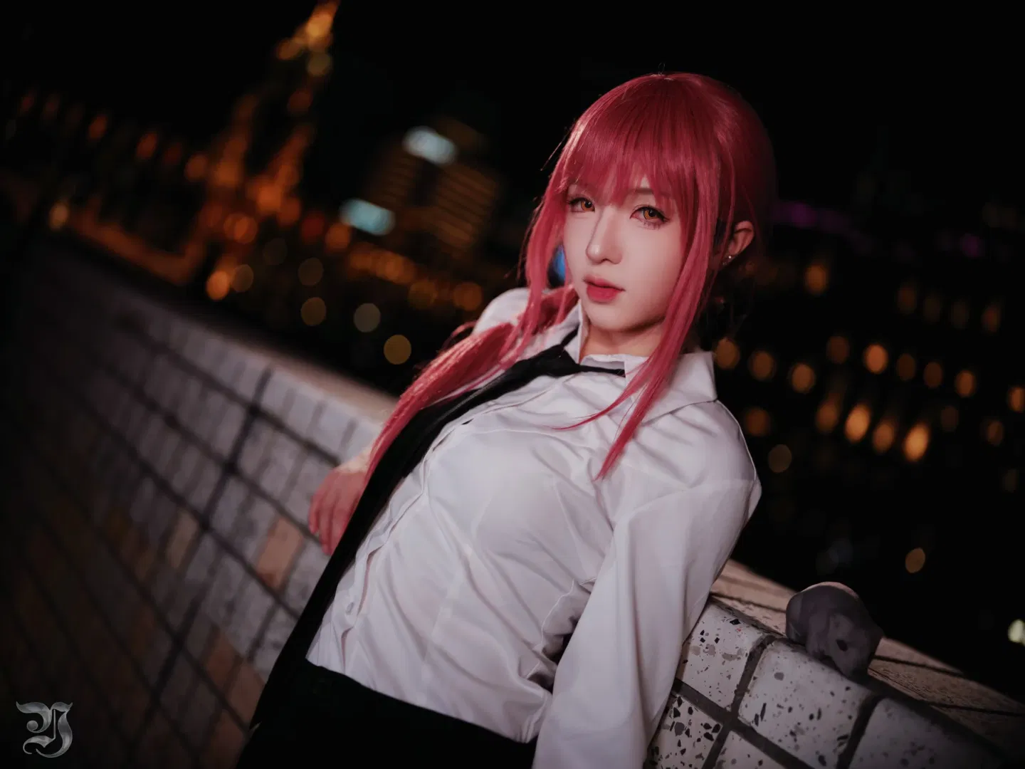 【瑪奇瑪cos】夜景天台的紅髮白襯衫，質感滿滿的二次元人像攝影 - 第 1 張