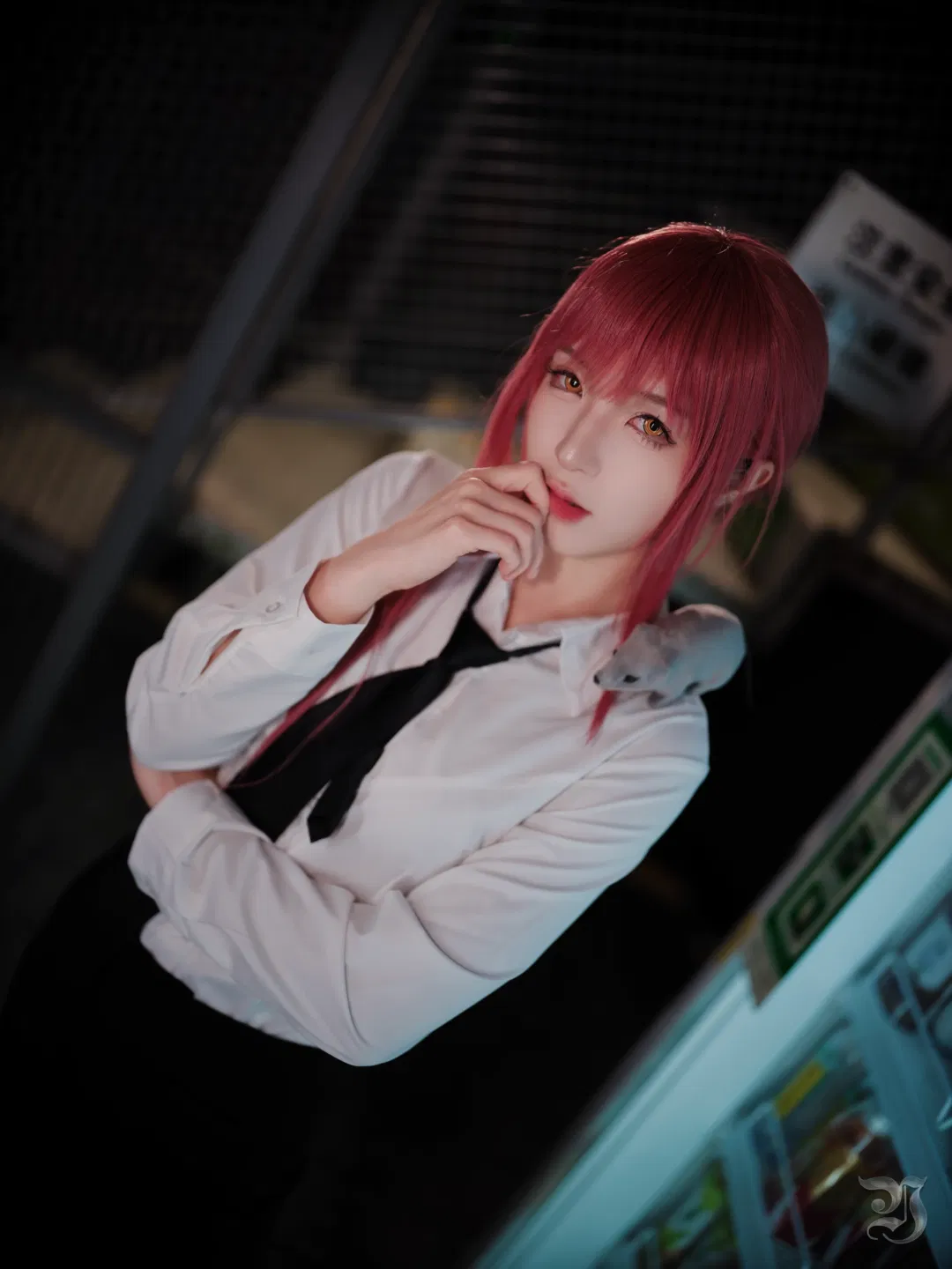 【瑪奇瑪cos】夜景天台的紅髮白襯衫，質感滿滿的二次元人像攝影 - 第 10 張