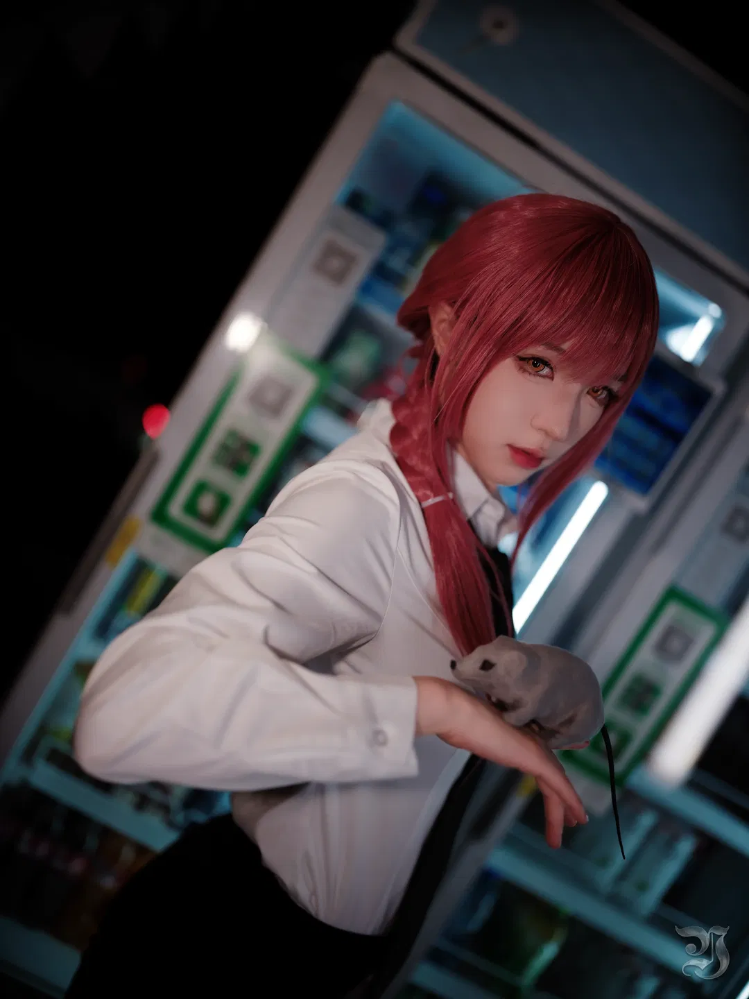 【瑪奇瑪cos】夜景天台的紅髮白襯衫，質感滿滿的二次元人像攝影 - 第 11 張