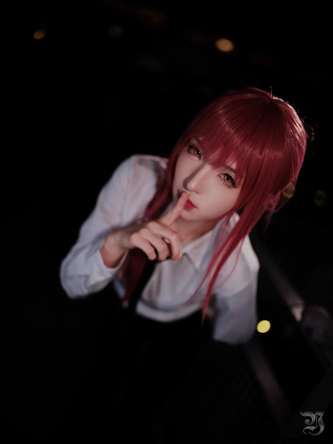【瑪奇瑪cos】夜景天台的紅髮白襯衫，質感滿滿的二次元人像攝影 - 第 12 張