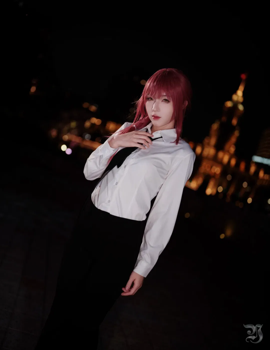 【瑪奇瑪cos】夜景天台的紅髮白襯衫，質感滿滿的二次元人像攝影 - 第 3 張