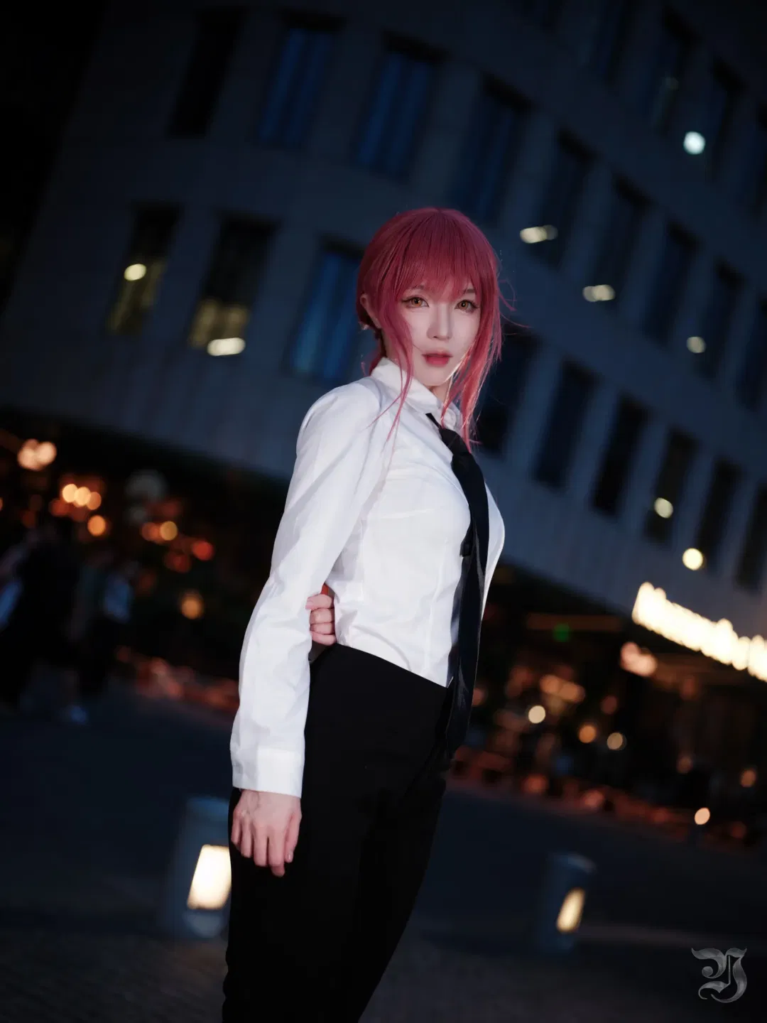 【瑪奇瑪cos】夜景天台的紅髮白襯衫，質感滿滿的二次元人像攝影 - 第 4 張