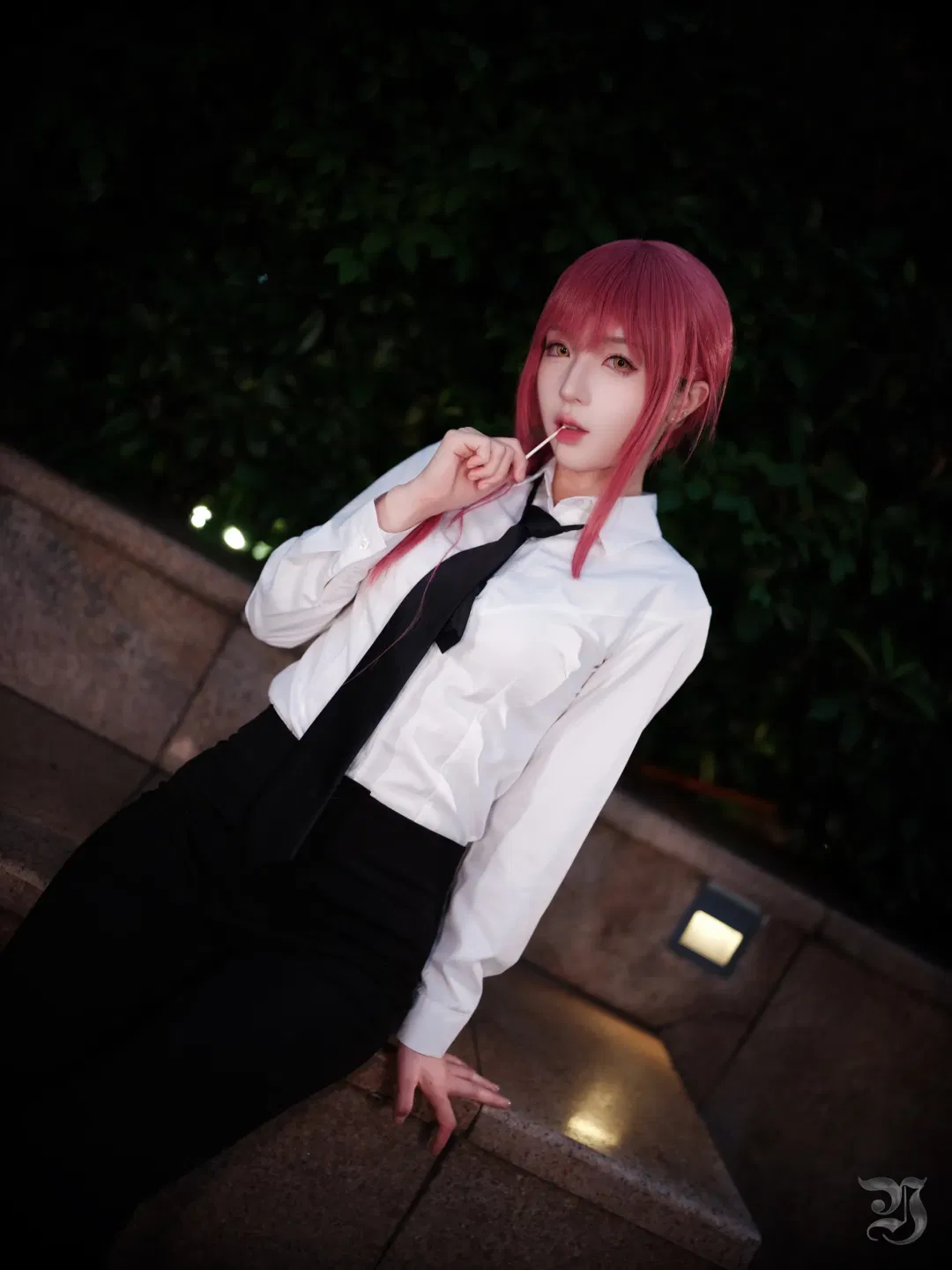 【瑪奇瑪cos】夜景天台的紅髮白襯衫，質感滿滿的二次元人像攝影 - 第 5 張