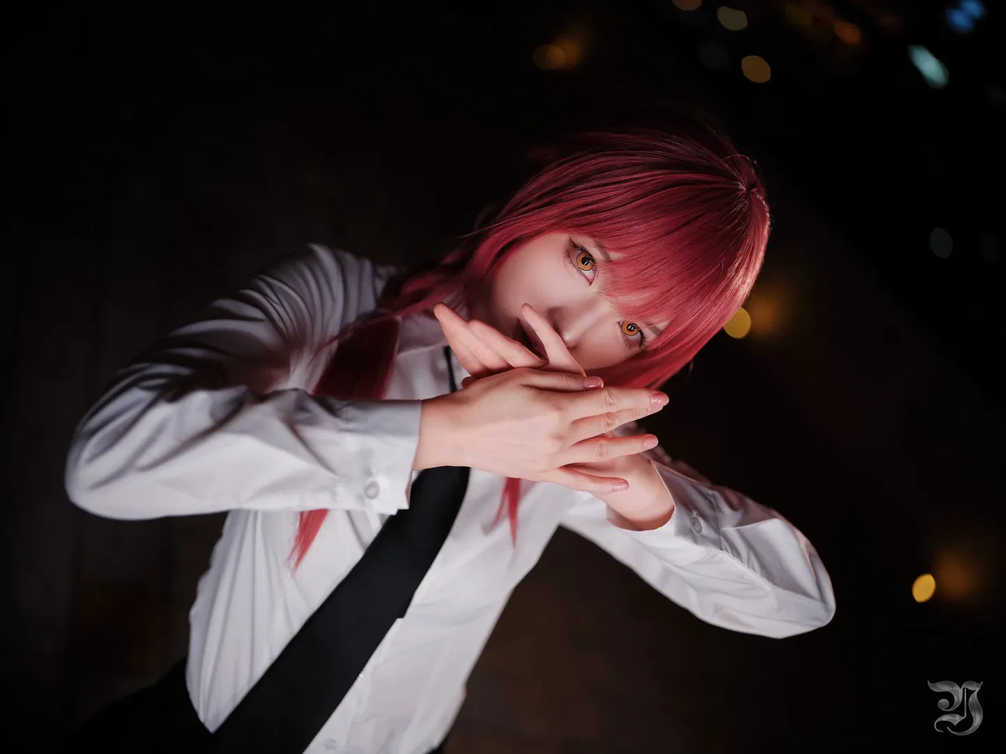 【瑪奇瑪cos】夜景天台的紅髮白襯衫，質感滿滿的二次元人像攝影 - 第 6 張
