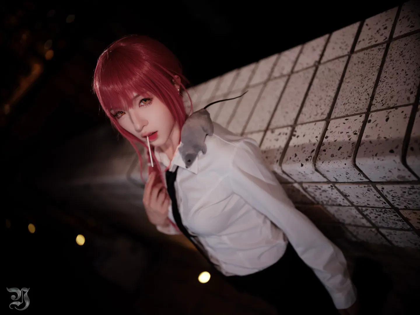 【瑪奇瑪cos】夜景天台的紅髮白襯衫，質感滿滿的二次元人像攝影 - 第 7 張