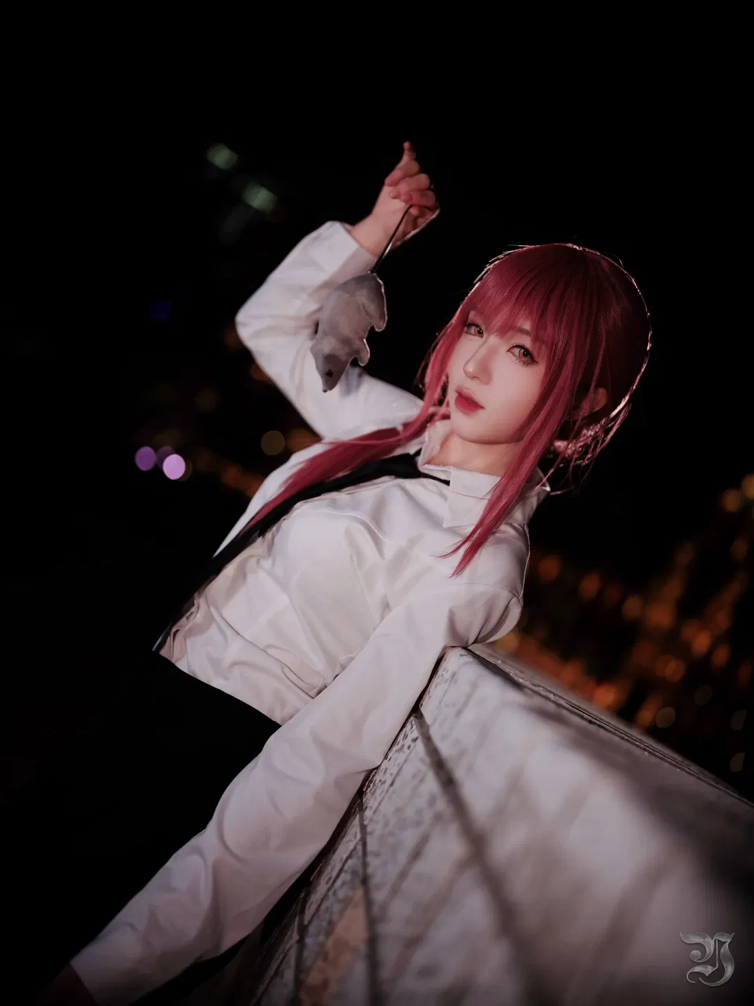 【瑪奇瑪cos】夜景天台的紅髮白襯衫，質感滿滿的二次元人像攝影 - 第 8 張
