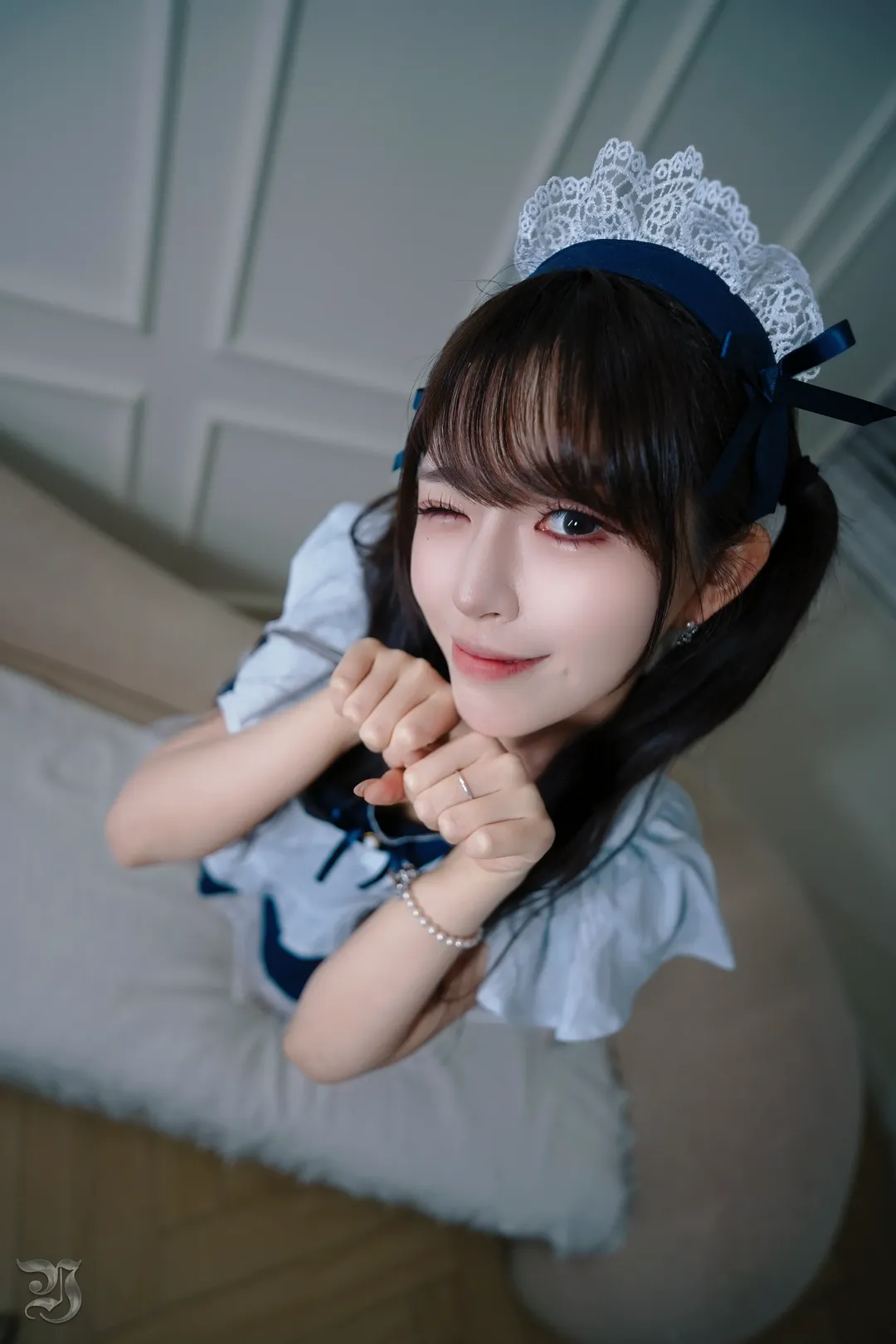 蓝白女仆装与居家光影的白丝视觉记录 - 第 10 张
