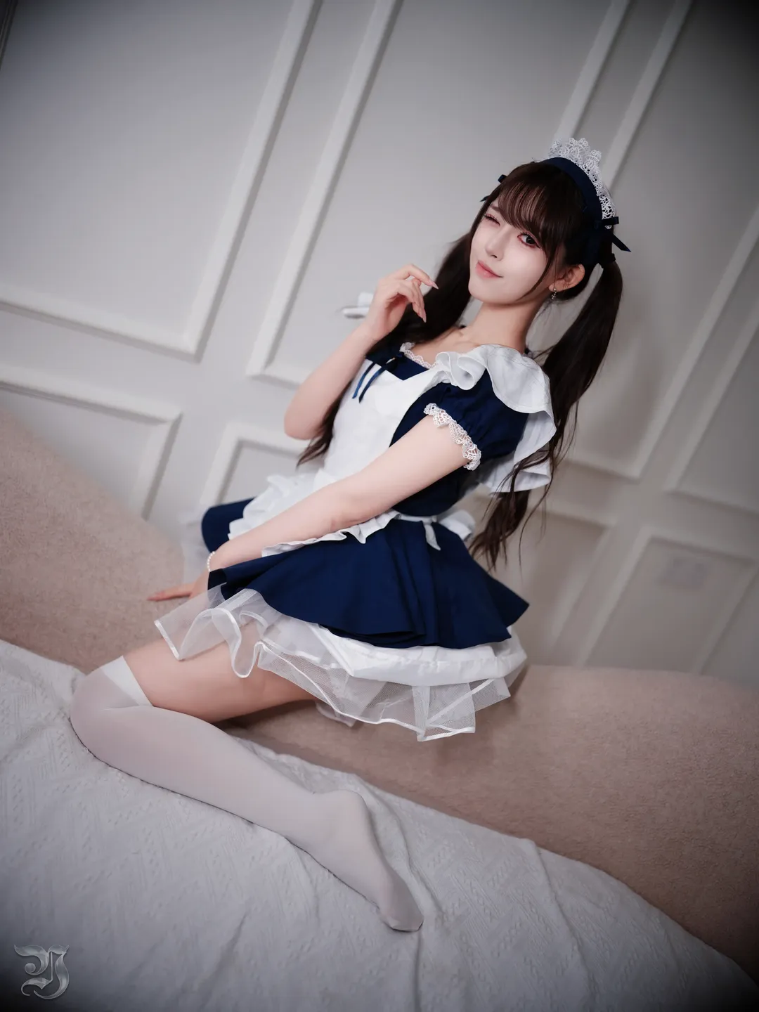 蓝白女仆装与居家光影的白丝视觉记录 - 第 12 张