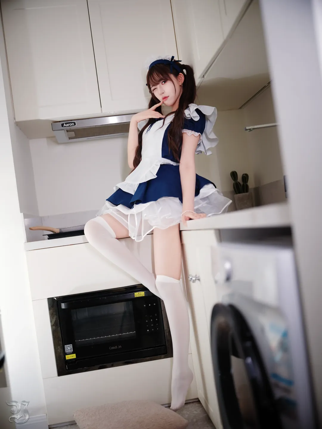 蓝白女仆装与居家光影的白丝视觉记录 - 第 4 张