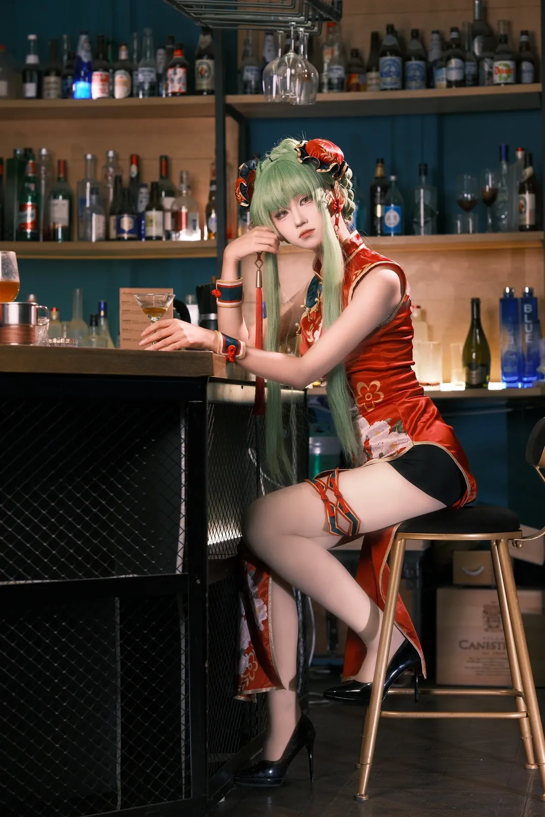 【魔女C.C.cos】反叛的鲁鲁修红色旗袍造型的慵懒酒吧夜 - 第 1 张